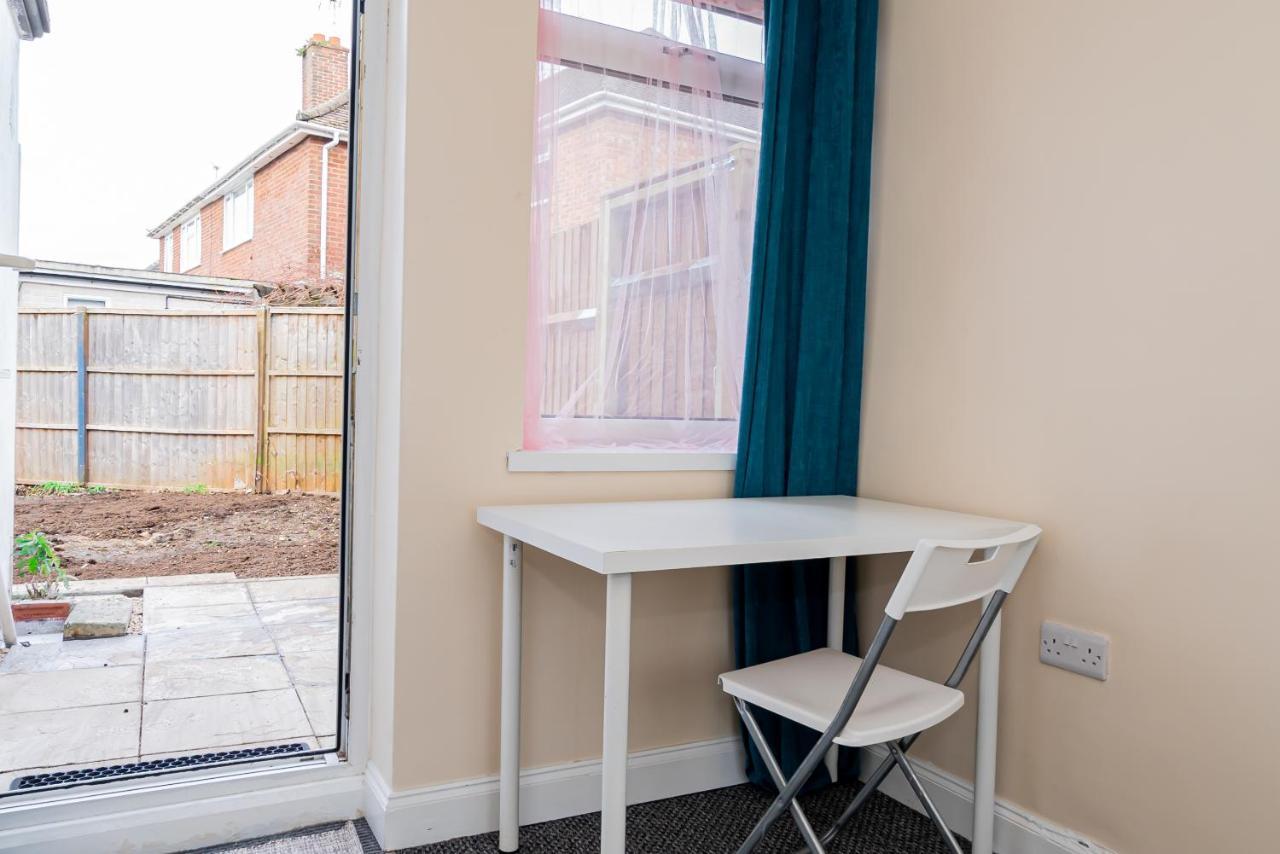 Shirley House 3, Guest House, Self Catering, Self Check In With Smart Locks, Use Of Fully Equipped Kitchen, Close To City Centre, Ideal For Longer Stays, Walking Distance To Bat, 20 Min Drive To Fawley Refinery, Excellent Transport Links Southampton Eksteriør billede